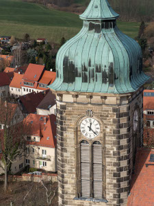Turm der Stadtkirche mit Turmuhr © Klaus Schiekel